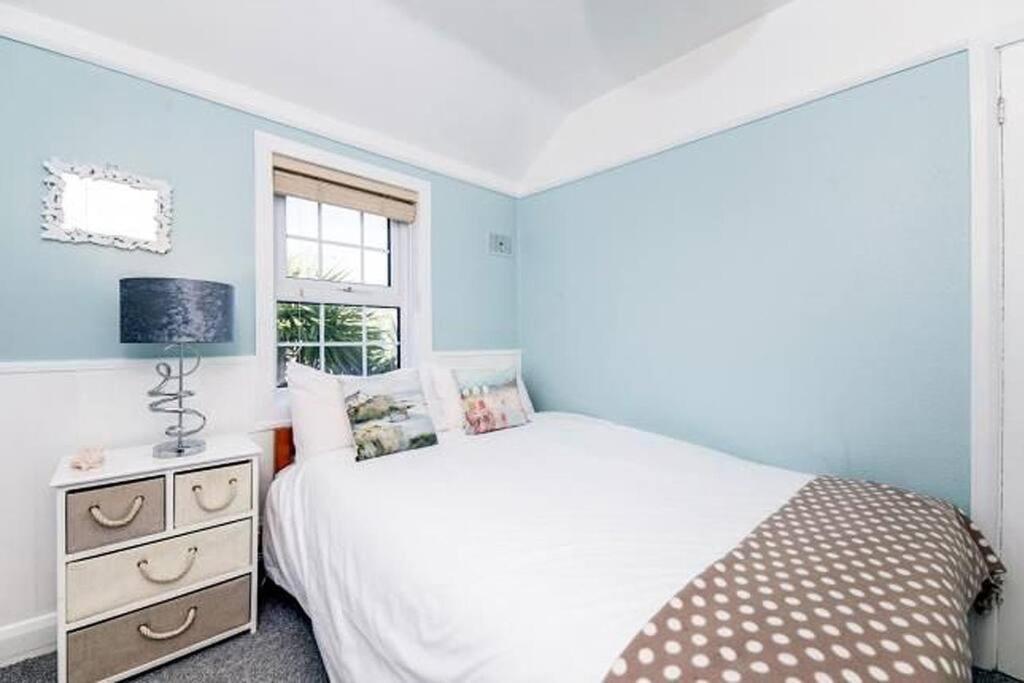 Sunrise! ~ 2 Bedrooms, Garden, Parking, Sea Views St Ives Esterno foto